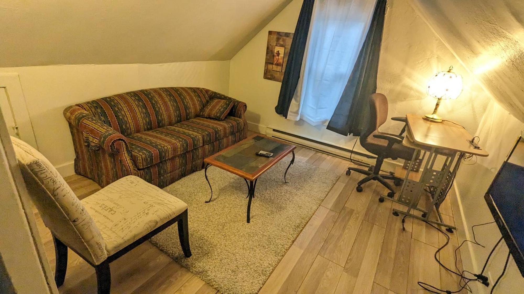 קינגסטון Cozy Downtown One Bedroom Free Parking מראה חיצוני תמונה